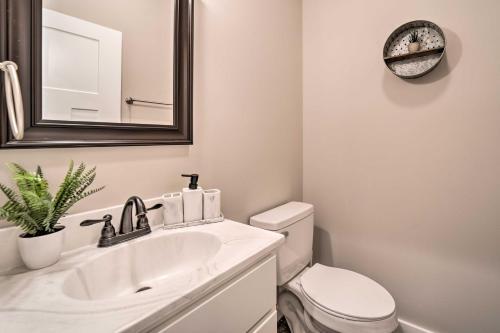 Asheville Area Hideaway With Hot Tub And Deck!