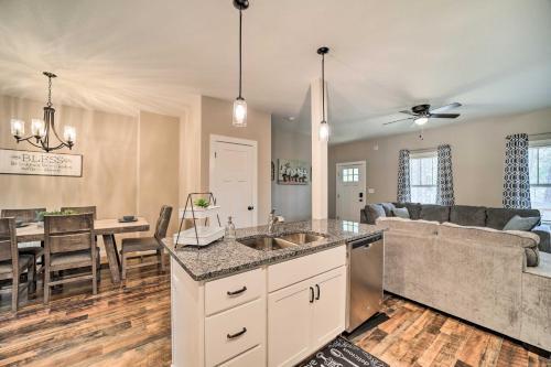Asheville Area Hideaway With Hot Tub And Deck!