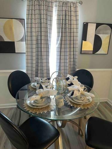Cheerful Cozy 3 Bedroom Home With Free Parking
