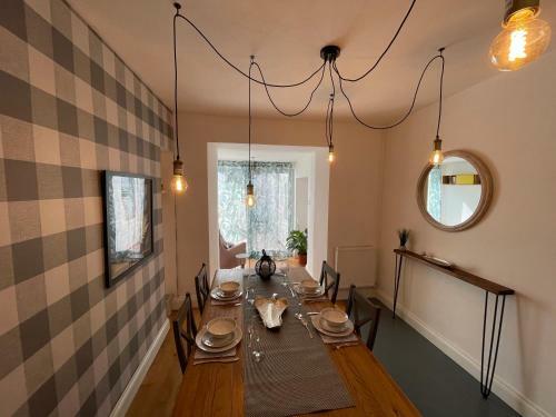 Cheerful 2 Bedroom Townhouse With Cinema Loft