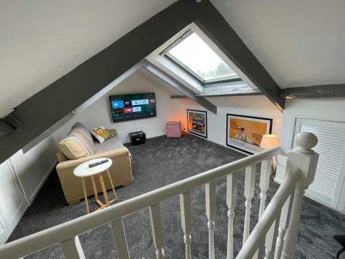 Cheerful 2 Bedroom Townhouse With Cinema Loft