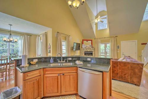 Secluded Waynesville Retreat With Mtn Views!