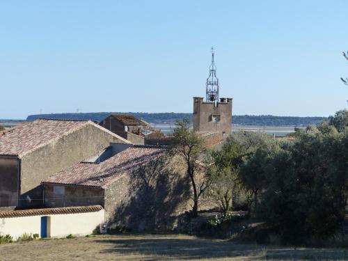 Maison de Village Avec Terrasse, Cour Et Garage.