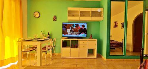 Nice Apartment With Balcony Overlooking The Pool