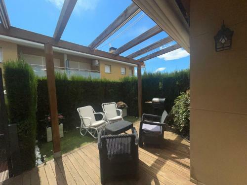Renovated House With Pools Perfect For Families