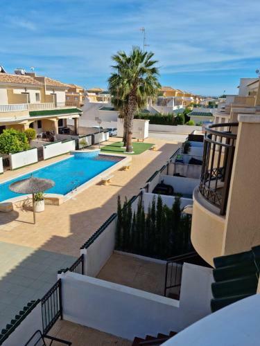 Agradable Adosado Con Piscina