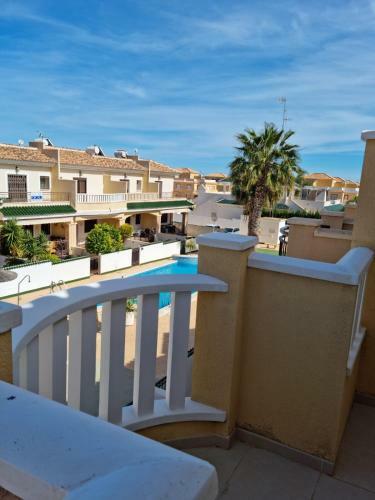 Agradable Adosado Con Piscina