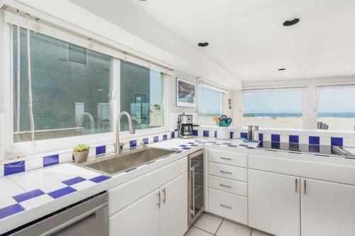 New!! Sand Dollar - Beachfront, Family Friendly Home With Highspeed Internet!