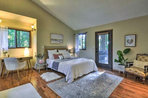 Cozy Sandy Retreat With Hot Tub And Forest Views!