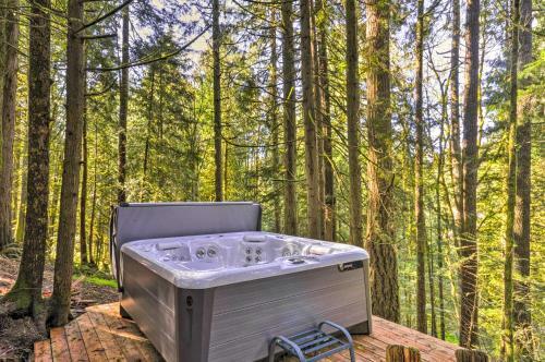 Cozy Sandy Retreat With Hot Tub And Forest Views!