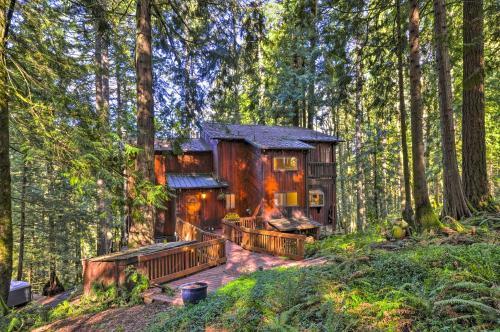 Cozy Sandy Retreat With Hot Tub And Forest Views!