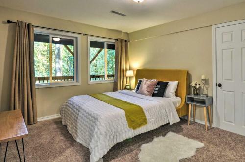 Cozy Sandy Retreat With Hot Tub And Forest Views!