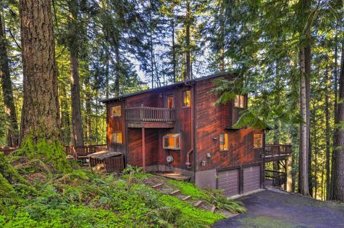 Cozy Sandy Retreat With Hot Tub And Forest Views!