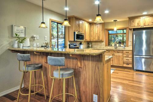 Cozy Sandy Retreat With Hot Tub And Forest Views!