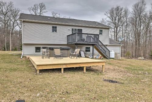 Stunning Stroudsburg Home With Private Hot Tub!