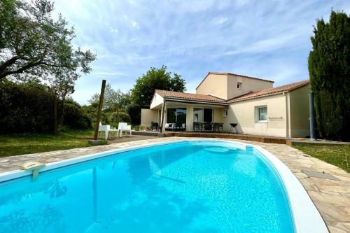 Belle Villa Avec Piscine Priv�e � 800 M de Loc�an 6 Pers
