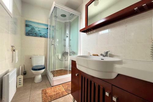 Belle Villa Avec Piscine Priv�e � 800 M de Loc�an 6 Pers