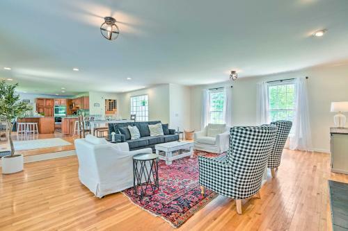 Chic Nashville Area Retreat With Pool And Grill!