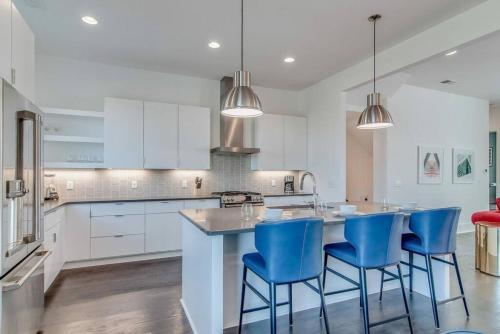 4 Connecting Condos - Sleeps 32 To 36 - Firepits - Garages - Rooftops Decks - Great Views - Security