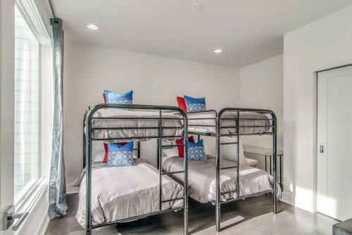 4 Connecting Condos - Sleeps 32 To 36 - Firepits - Garages - Rooftops Decks - Great Views - Security
