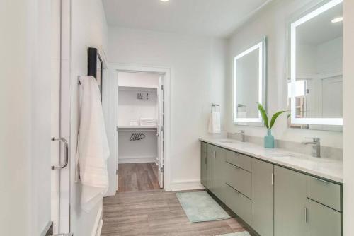 4 Connecting Condos - Sleeps 32 To 36 - Firepits - Garages - Rooftops Decks - Great Views - Security
