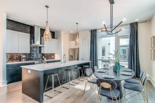 4 Connecting Condos - Sleeps 32 To 36 - Firepits - Garages - Rooftops Decks - Great Views - Security