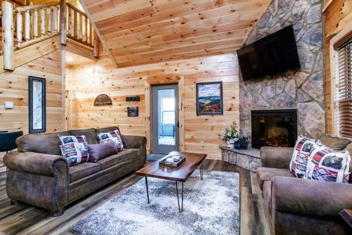 Swimming Bears Lodge Two Cabins With Pools And Hottubs