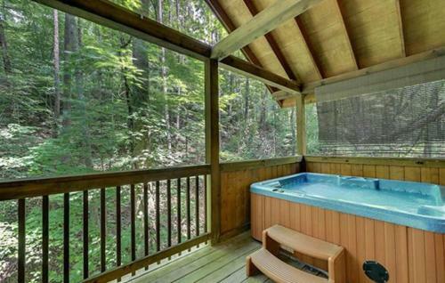 Creekside Paradise Found! One-bedroom Mountain Cabin In Pigeon Forge