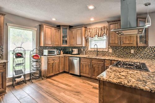 Freeport Retreat With Lake Views 6 Mi To Beach