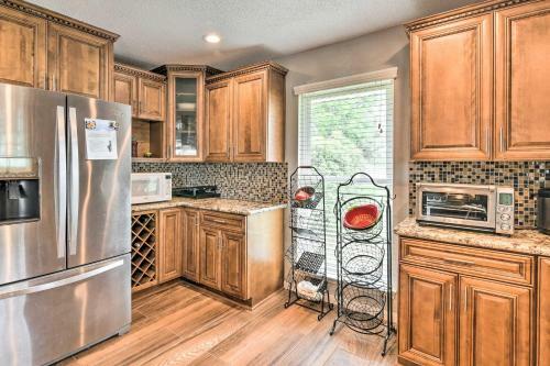 Freeport Retreat With Lake Views 6 Mi To Beach
