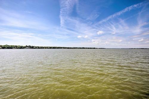 Lakefront Home On Cedar Creek With Game Room!