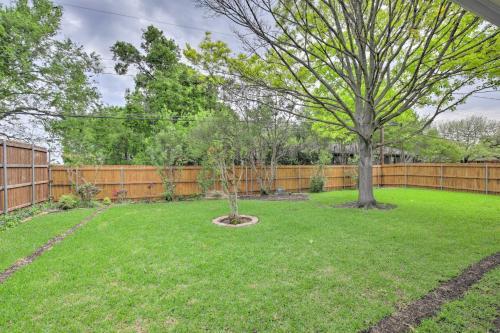 Charming Dallas Home With Yard About 6 Mi To Dtwn!