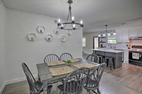 Charming Dallas Home With Yard About 6 Mi To Dtwn!