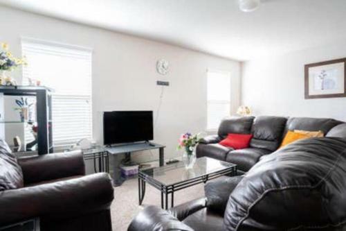 Hostal 1st Room Family Friendly Place - King Size Bed
