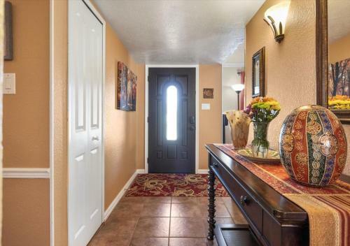Sleeps 9 Near Lake And Major Attractions