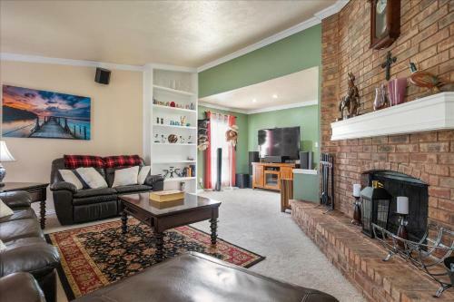 Sleeps 9 Near Lake And Major Attractions