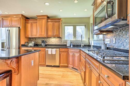 Pet-friendly Bentonville Cabin With Mtn Views!
