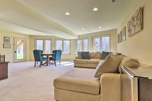 Pet-friendly Bentonville Cabin With Mtn Views!