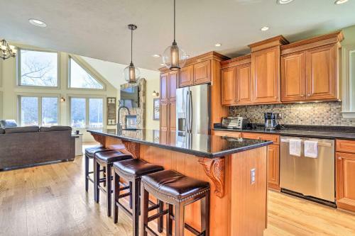 Pet-friendly Bentonville Cabin With Mtn Views!