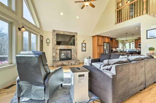 Pet-friendly Bentonville Cabin With Mtn Views!