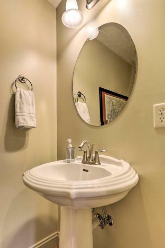 Pet-friendly Bentonville Cabin With Mtn Views!