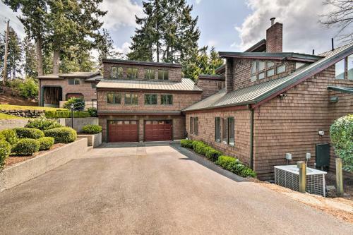 Spacious Lakefront Olympia Hideout With Deck!