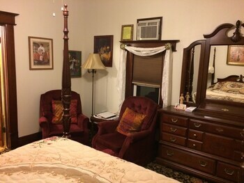 Bed & Breakfast Spurs N Lace Inn