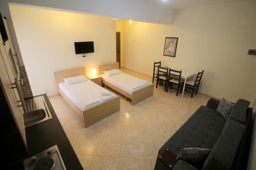 Erjon Apartments