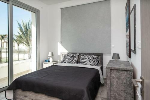 Brand New 3-br Villa/pool,2'on Foot-trinity Beach!
