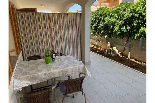 Apartment Nuka - One Bedroom Apartment With Terrace