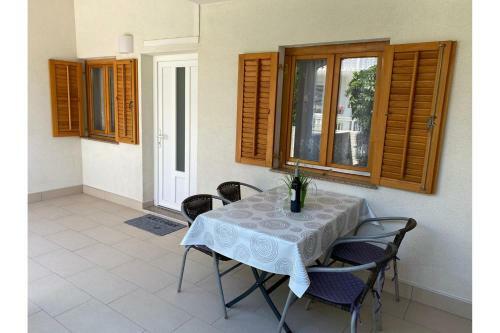 Apartment Nuka - One Bedroom Apartment With Terrace