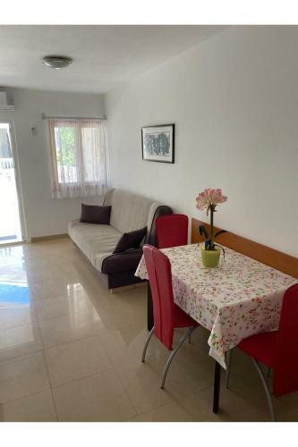 Apartment Nuka - One Bedroom Apartment With Terrace