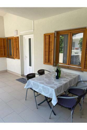 Apartment Nuka - One Bedroom Apartment With Terrace