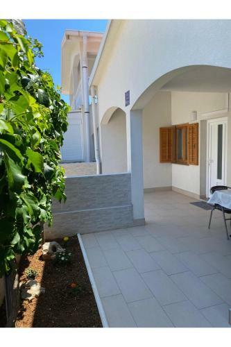 Apartment Nuka - One Bedroom Apartment With Terrace